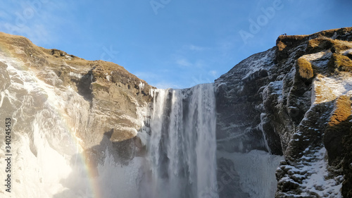 Touristenattraktion Wasserfall Skogafoss in Island im Winter