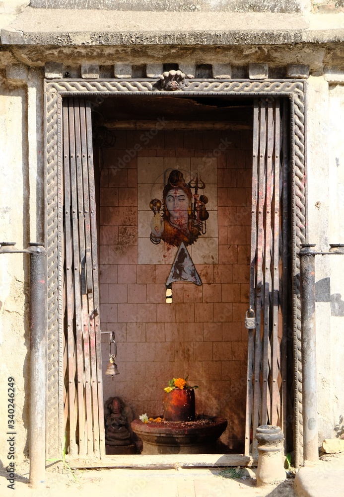 Obraz premium Little Hindu altar at the street in Bhaktapur, Kathmandu Valley, Nepal, Asia