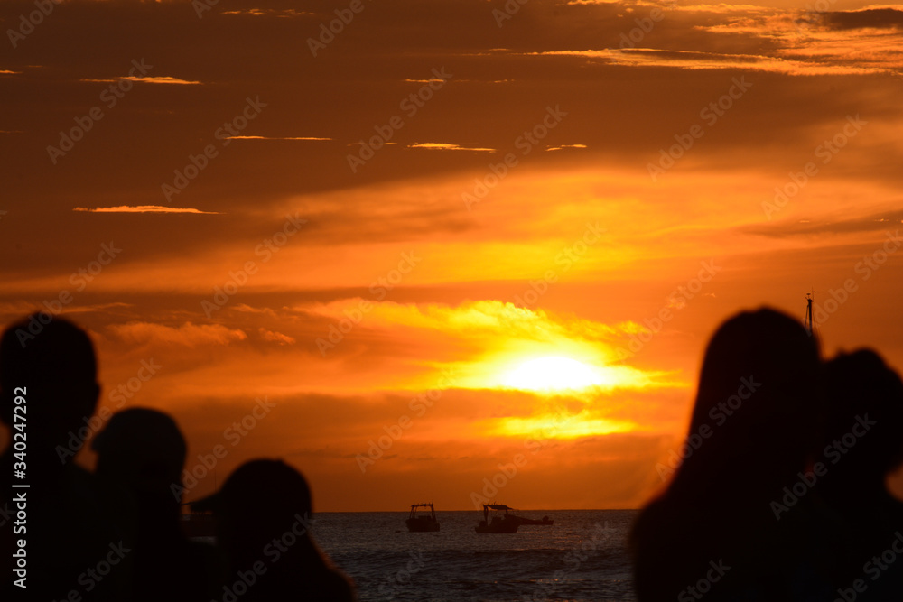 Ombre al tramonto sulla spiaggia di Tamarindo, Costa Rica