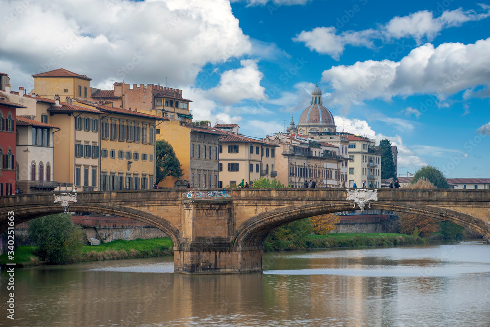 Fototapeta premium Río Arno a su paso por la ciudad de Florencia, Italia
