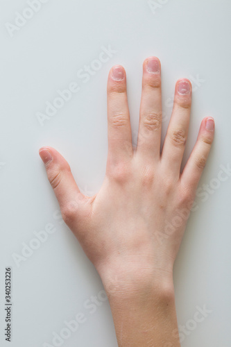 mani che indicano e fanno gesti