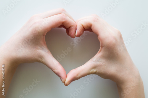 mani che unite assieme formano il segno del cuore photo