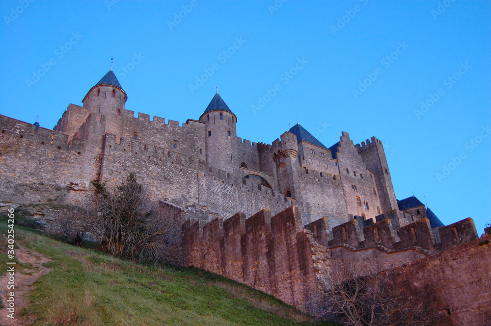 Ciudad medieval de Carcassonne, muralla flanqueada por torres de defensa