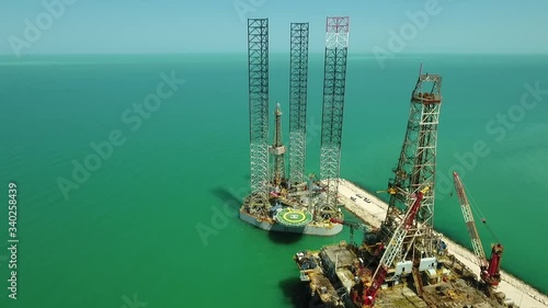 Complaint towers on an oil platform in Mexico. photo