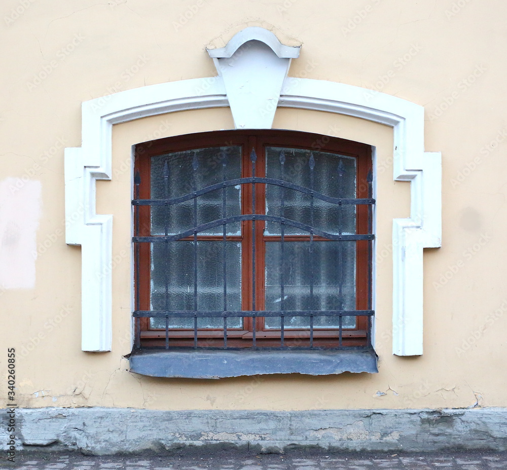 Obraz premium A basement window with a metal barrier