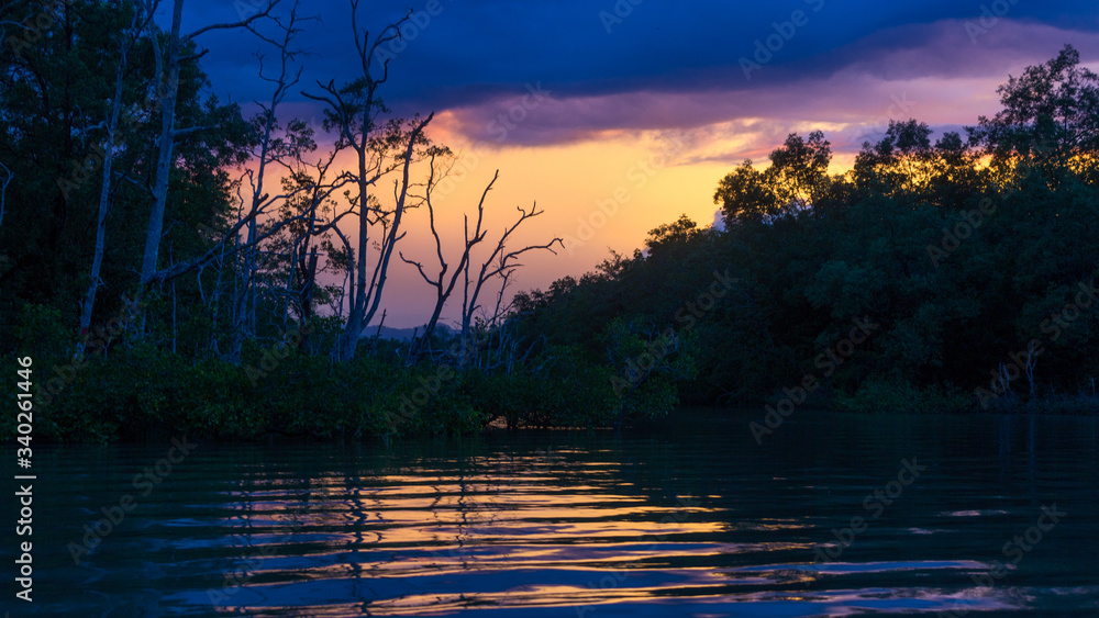 Atardecer y anochecer con los reflejos en el río, colores del atardecer ...