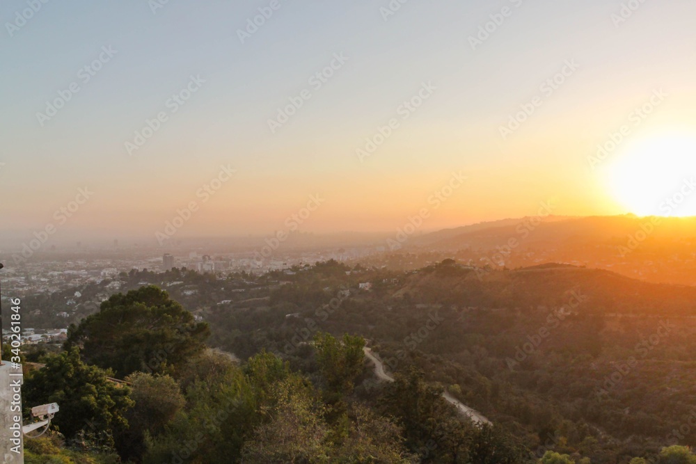 Obraz premium Gorgeous Skyline View Of Los Angeles On Colorful Sky Background.