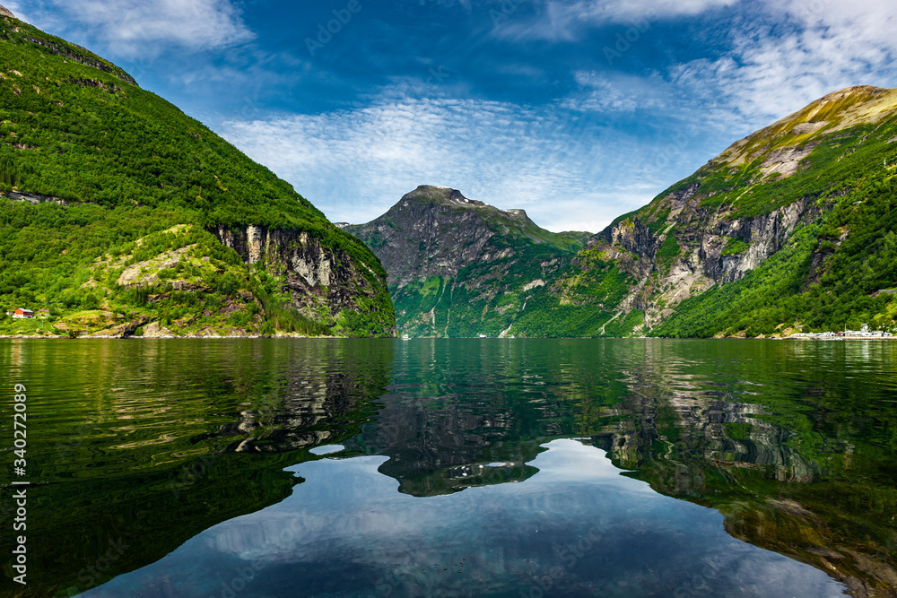 Wasserspiegelung im Geirangerfjord Norwegen Wasserspiegelung im Geirangerfjord Norwegen