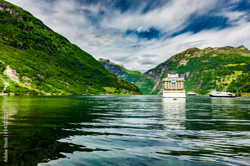 Schiff im Geirangerfjord in Norwegen