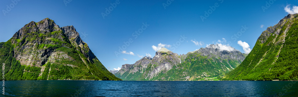 Blick auf den Hjørundfjord in Norwegen, Skandinavien