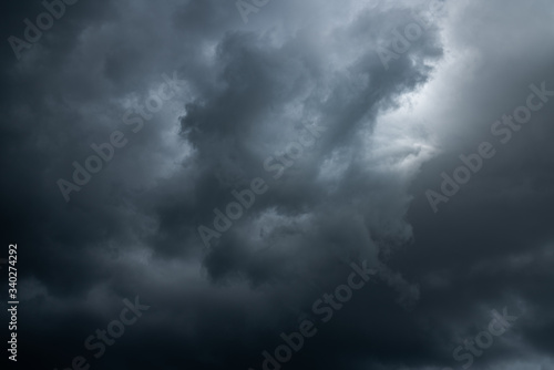 der Wolkenbruch bei einem Gewittersturm