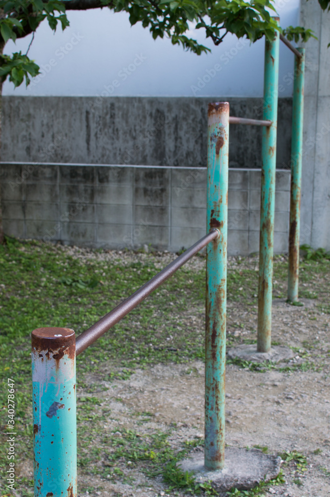 Fototapeta premium 古い三段の鉄棒