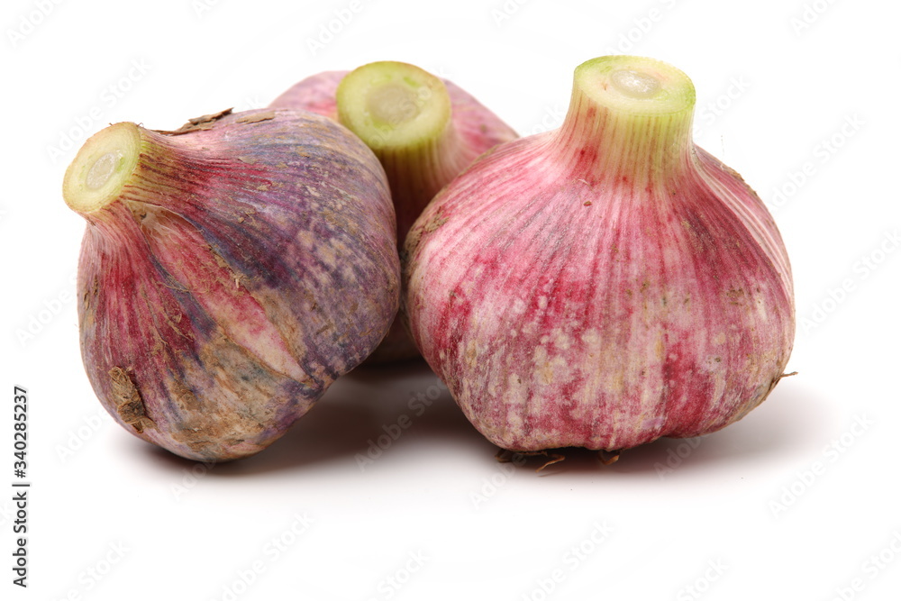Obraz premium Fresh young garlic isolated on white background