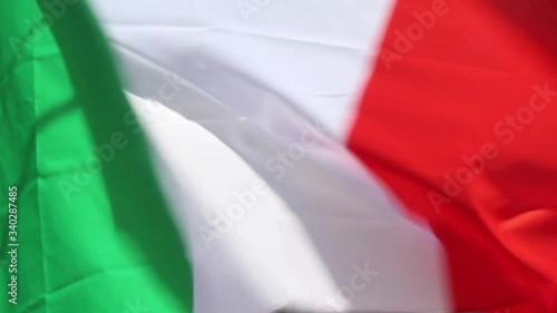 Bandiera italiana sventola al vento
