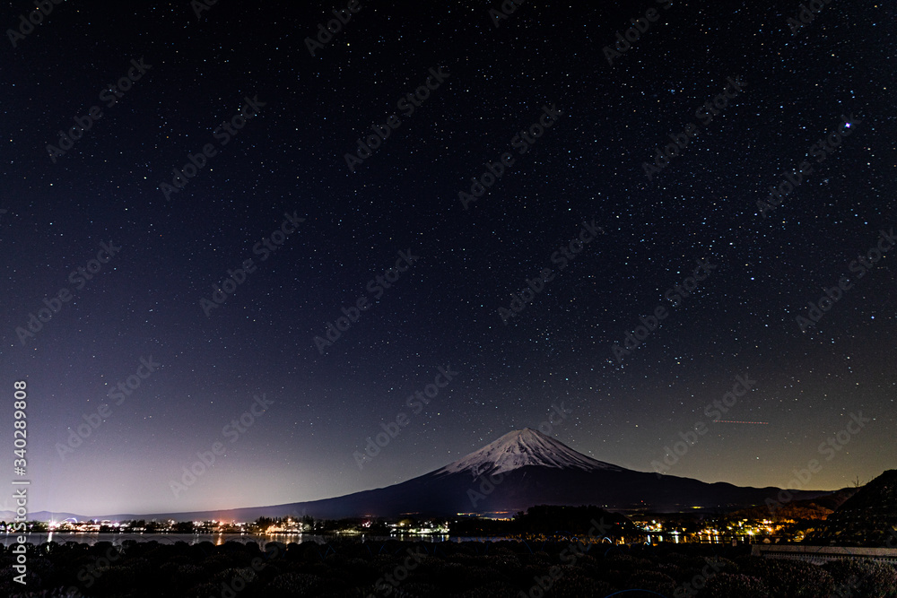 富士山と一面の星空
