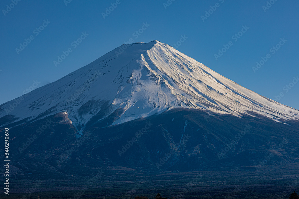 雪化粧をした富士山