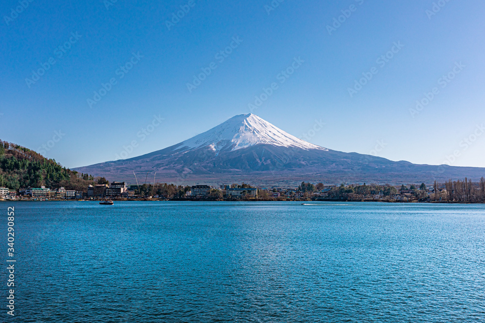 富士山と青い湖