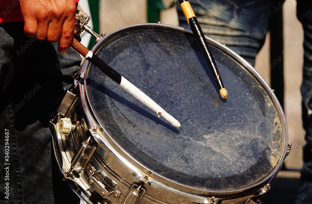 Obraz premium Man playing drum