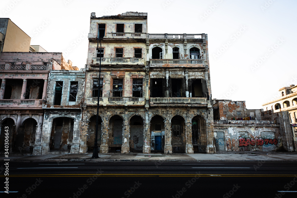 Fototapeta premium Old building, El Malecon waterfront, Havana, Cuba