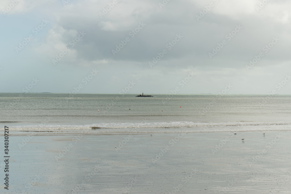 Un récif signalé par une balise au large de la Plage de Langor à Loctudy dans le Finistère en Bretagne