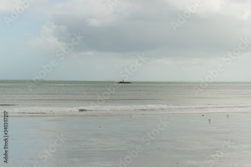 Un récif signalé par une balise au large de la Plage de Langor à Loctudy dans le Finistère en Bretagne