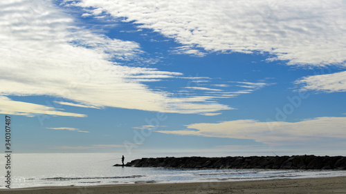 Pêcheur au bord de mer