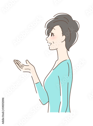 笑顔で手を差し出す女性の横顔