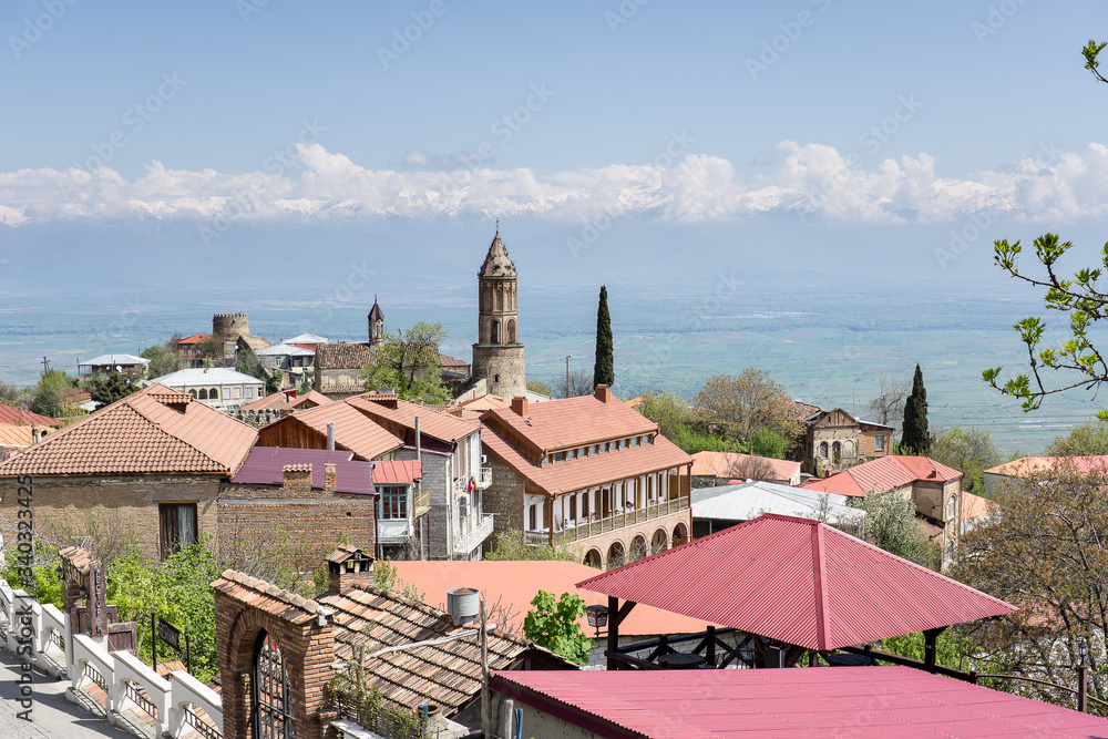 Obraz premium view of the old town of Signahi. The view on Signagi and Alazani valley, Georgia. Sighnaghi city of love in Georgia, Kakheti region
