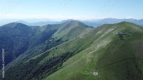 montagne che circondano il lago di Como photo