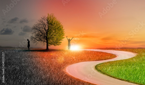 Silhouette einer Frau in einer Landschaft mit unterschiedlichen Emotionen als...