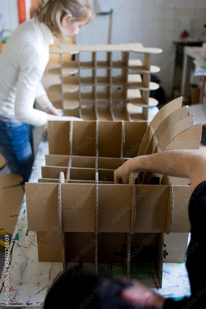 atelier-de-recyclage-pour-fabriquer-des-meubles-en-carton-stock-photo