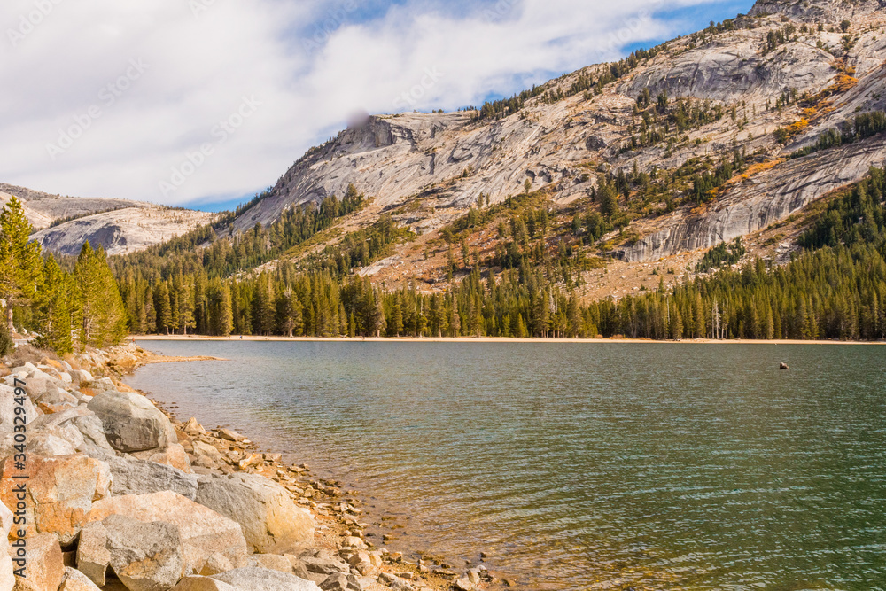 Fototapeta premium Views of the water and surroundings of Lake Tenaya at one of the entrances to Yosemite National Park, California, USA