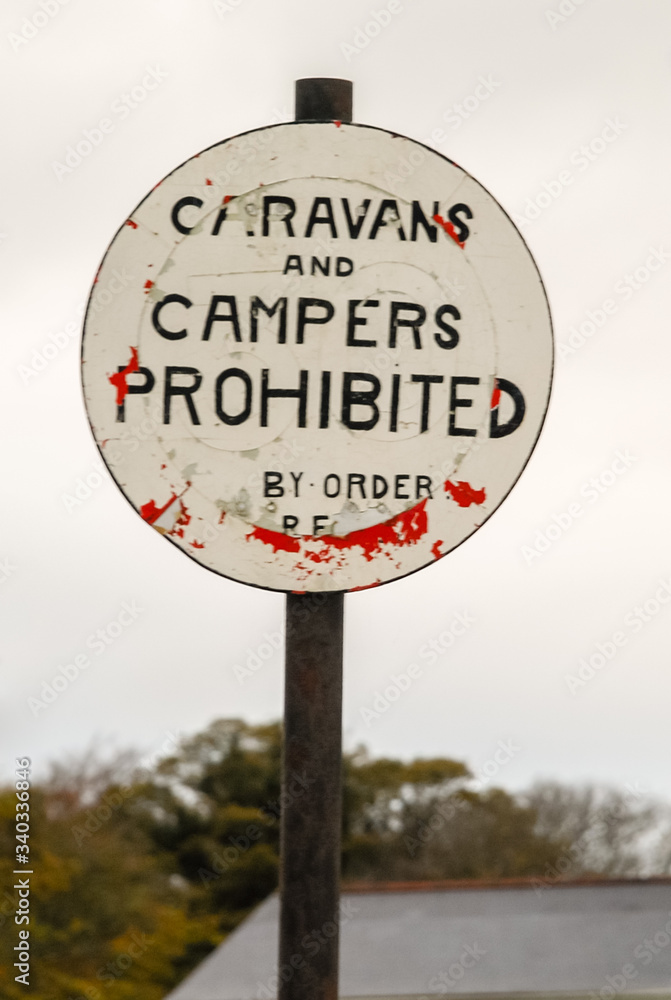 Sign saying that caravans and campers are prohibited by order.