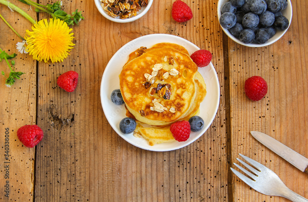 Pfannkuchen Pancakes mit frischen Früchten Blaubeeren Himbeeren Pfannkuchen Pancakes mit frischen Früchten Blaubeeren Himbeeren