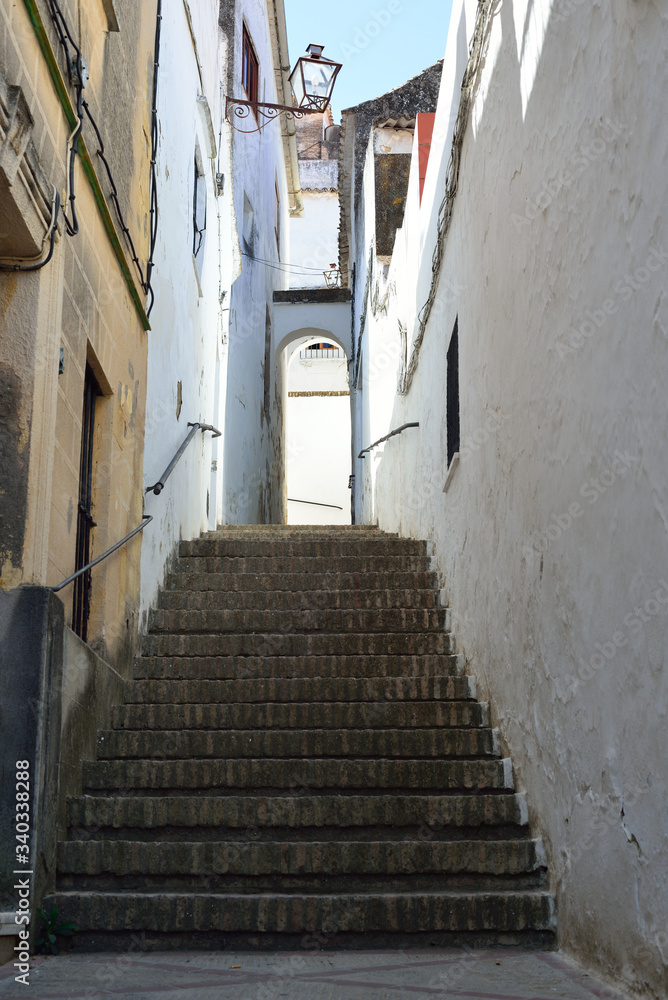 Fotografia de una callejuela estrecha con escaleras