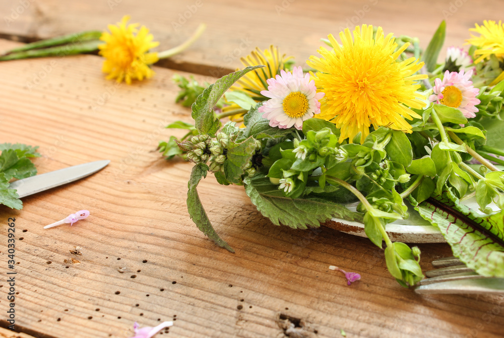 Wildkräutersalat Salat Wildkräuter Kräuter essbare Blüten Wildkräutersalat Salat Wildkräuter Kräuter essbare Blüten