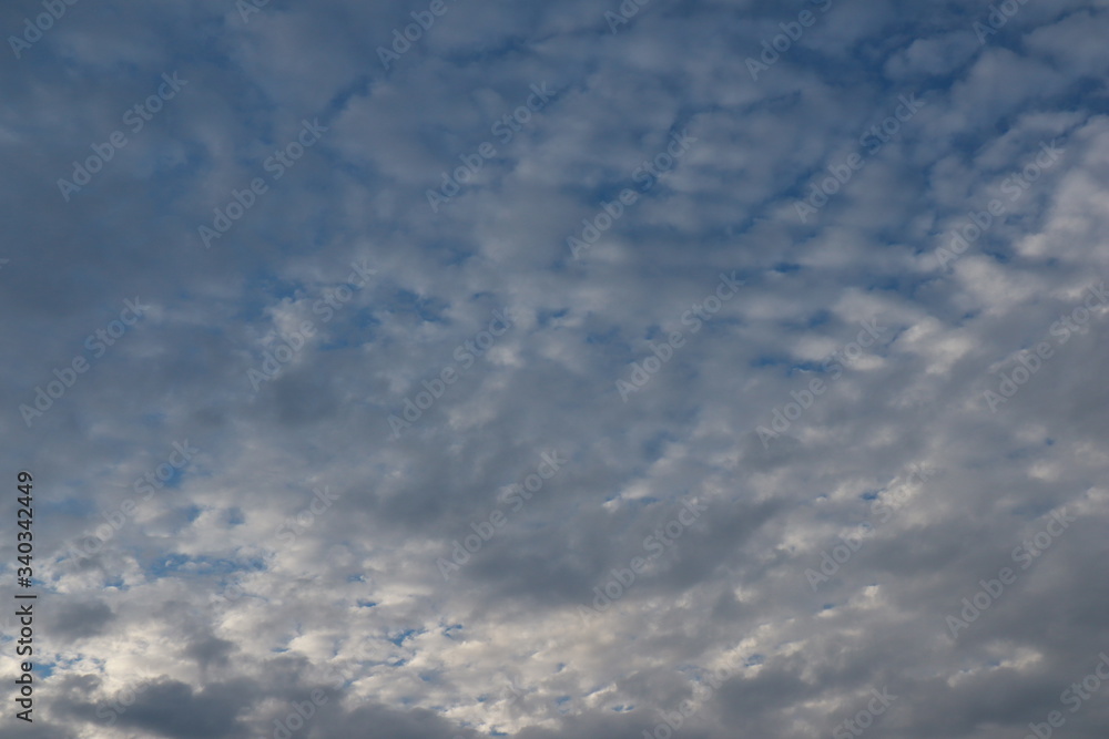 Fototapeta premium The sky that doesn't have many clouds