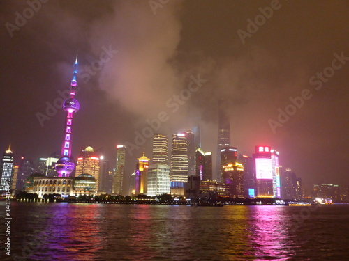 Skyline nocturno de Shanghái con niebla.