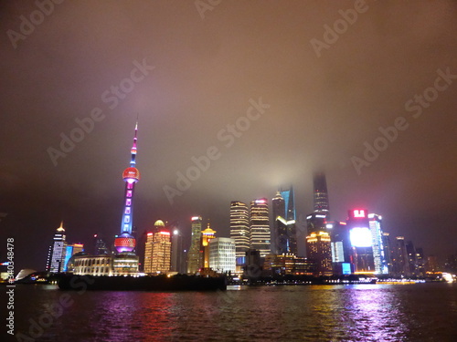 Skyline nocturno de Shanghái con niebla.