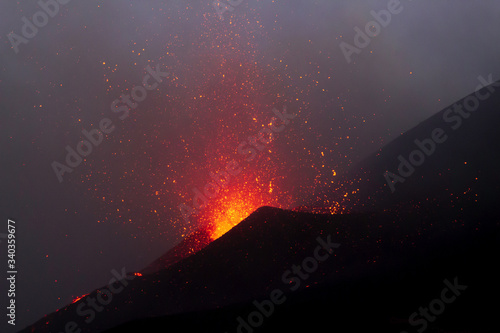 Etna in eruzione dall' Hornito 2014 escursioni in Sicilia