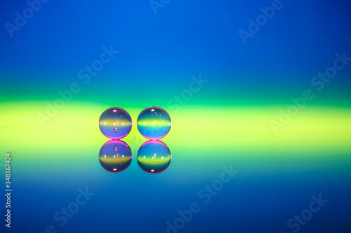 Colorful Droplets with Mirror Reflection 