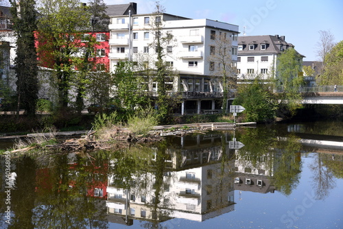 Wohnen am Ufer der Lahn mit Spiegelung im Wasser 