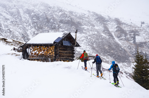skitouring group reaching the hut