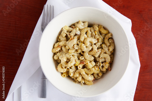 Fotografie A hearty bowl of macaroni and cheese with a twist
