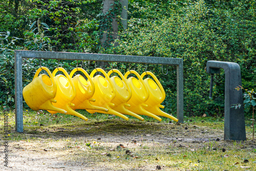 Reihe gelber Giesskannen photo