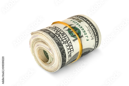 Banknoty stu dolarowe zwinięte w rulon na białym tle