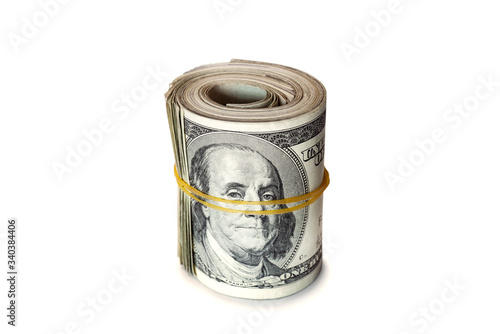 Banknoty stu dolarowe zwinięte w rulon na białym tle