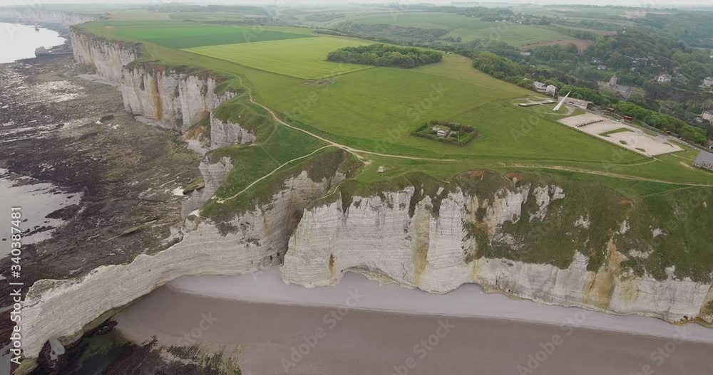 Vidéo Stock cliffs of Etretat in Normandy, France. Cliffs white work of ...