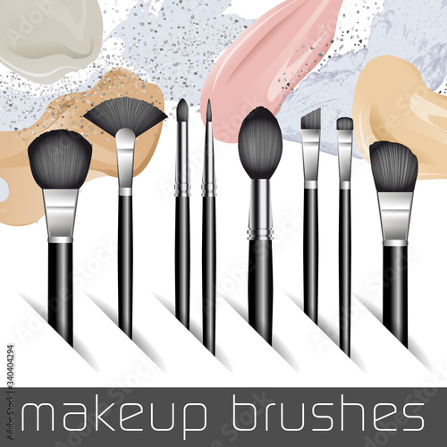illustration vectorielle dune collection de pinceaux de maquillage sur un fond de crème et de poudre.