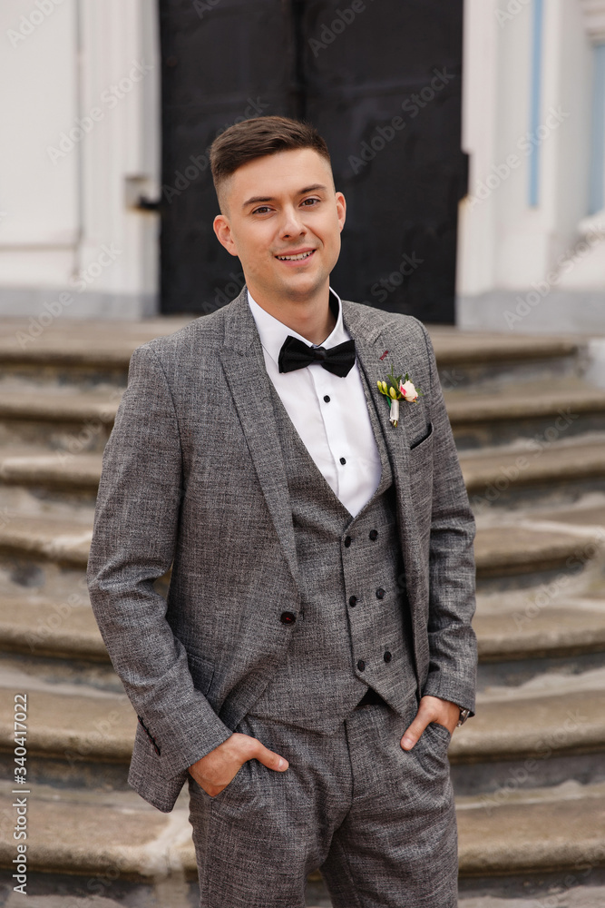 © Wedding photography - Portraip of elegant groom in grey suit at wedding day